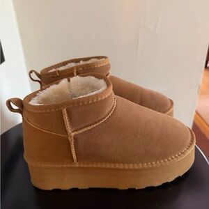 Women's Tan Shearling-Lined Platform Slippers
